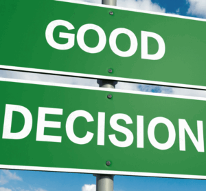 Zbliżenie zielonego drogowskazu z napisem „GOOD DECISION”, symbolizującego dobry wybór i podjęcie właściwej decyzji przy wyborze agencji pracy tymczasowej.