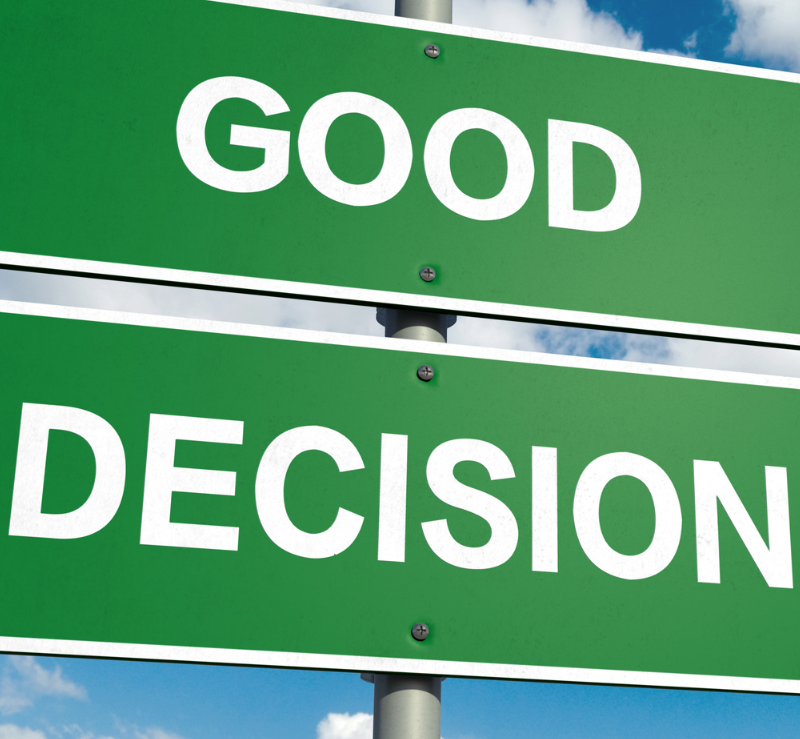 Zbliżenie zielonego drogowskazu z napisem „GOOD DECISION”, symbolizującego dobry wybór i podjęcie właściwej decyzji przy wyborze agencji pracy tymczasowej.﻿